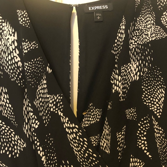 Express Flowy V Neck Dress - Picture 4 of 5